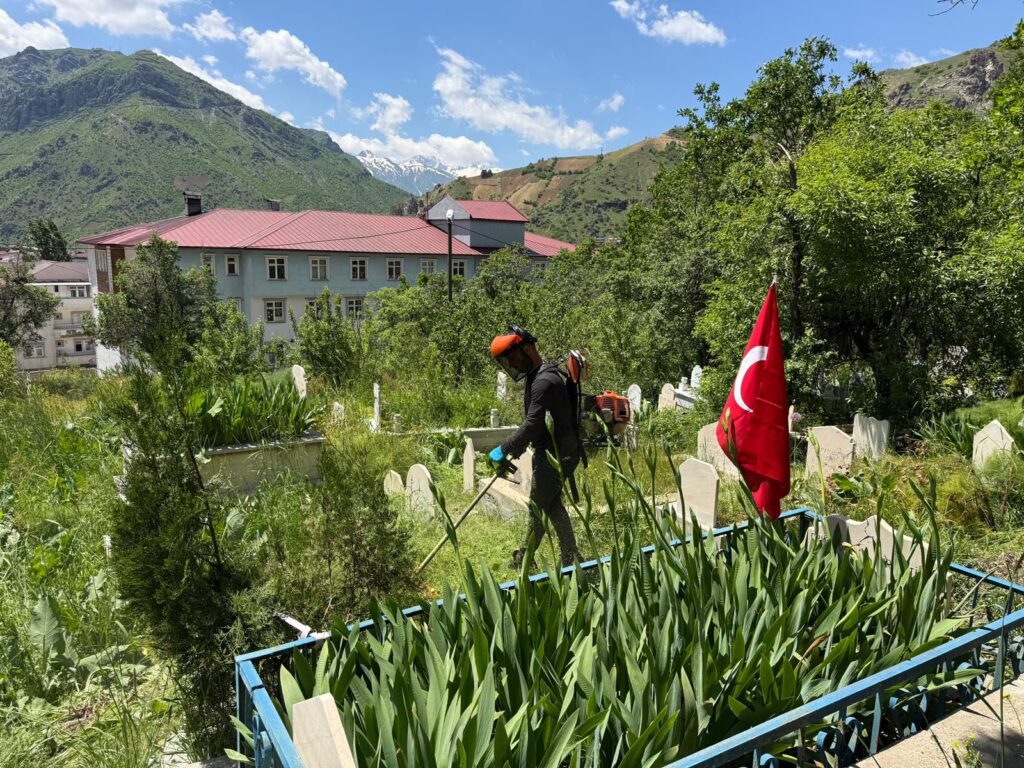 Kurban Bayramı Öncesi Mezarlıklarda Temizlik ve Düzenleme Çalışmaları