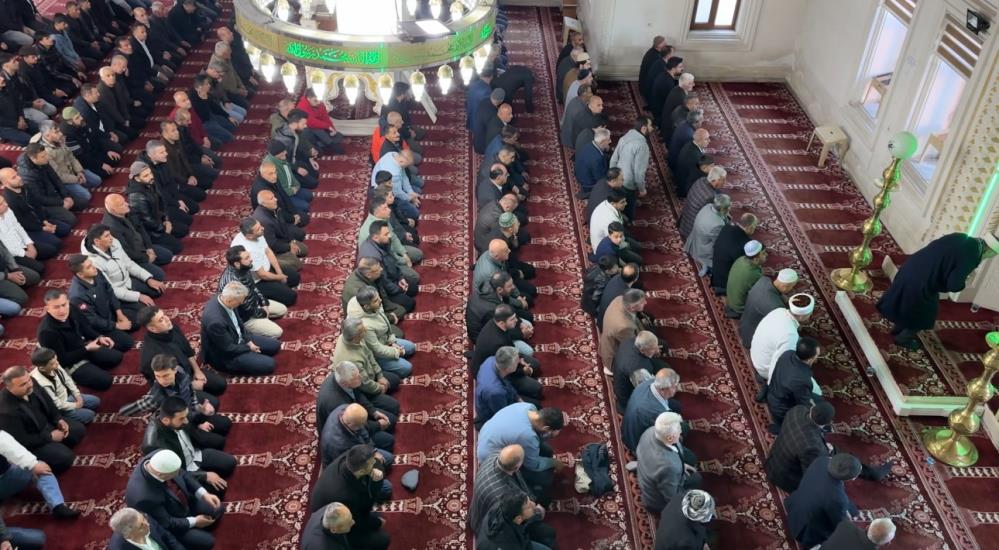 Yüksekova’da bayram namazında vatandaşlar camileri doldurdu