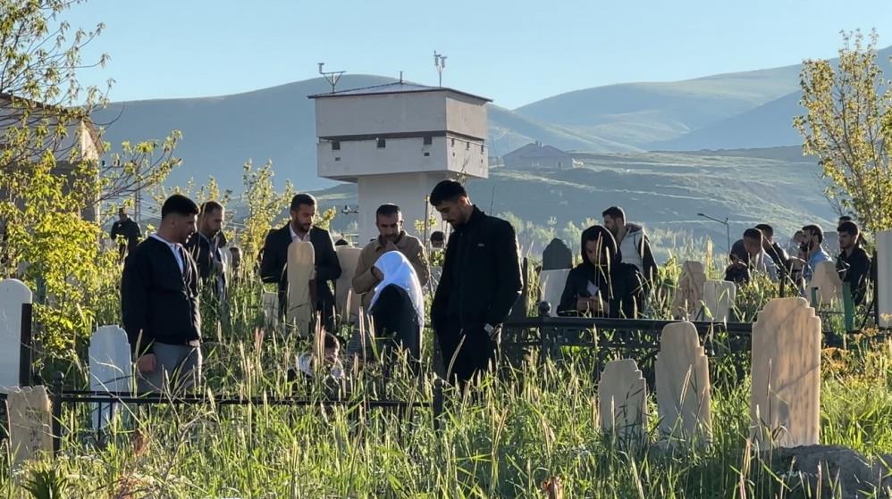 Yüksekova’da vatandaşlar bayram namazı sonrası mezarlıklara akın etti