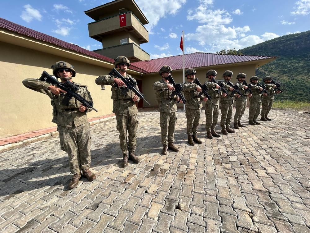 Mehmetçik sınır hattında bayramlaştı