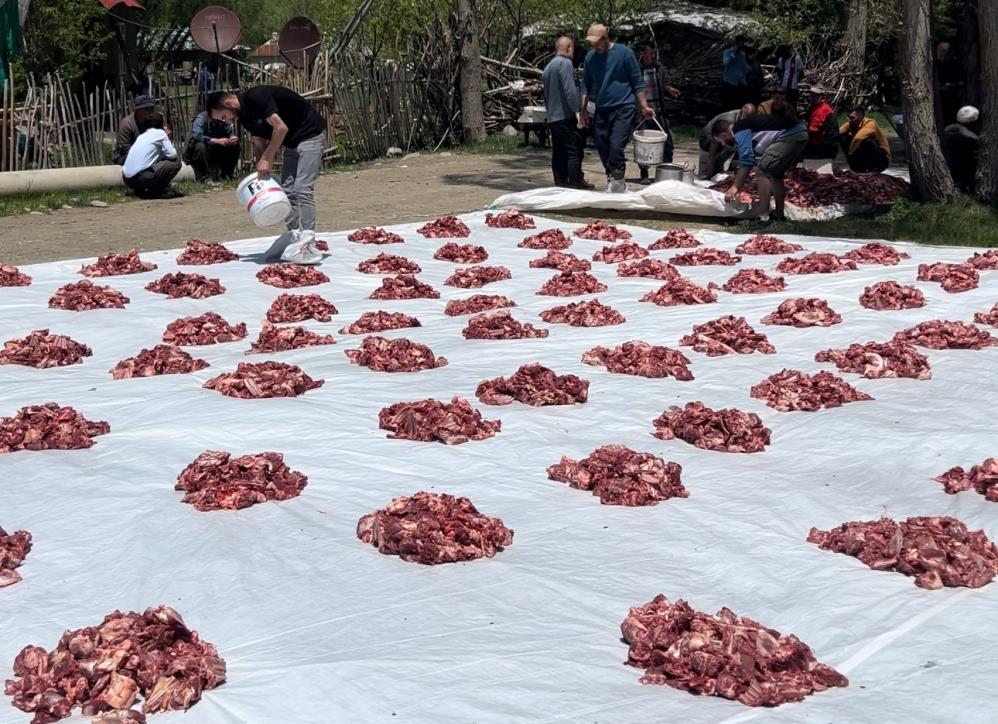 Yüksekova’da 100 yıllık gelenek: 140 kurban kesildi, etler tüm köye eşit dağıtıldı