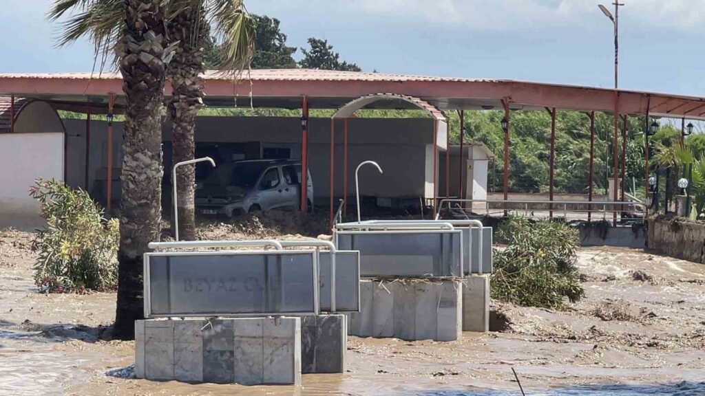Hatay’da araçlar ve evler sular altında kaldı