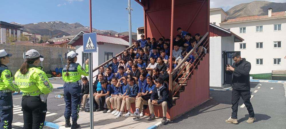 Hakkari polisinden çocuklara trafik eğitimi