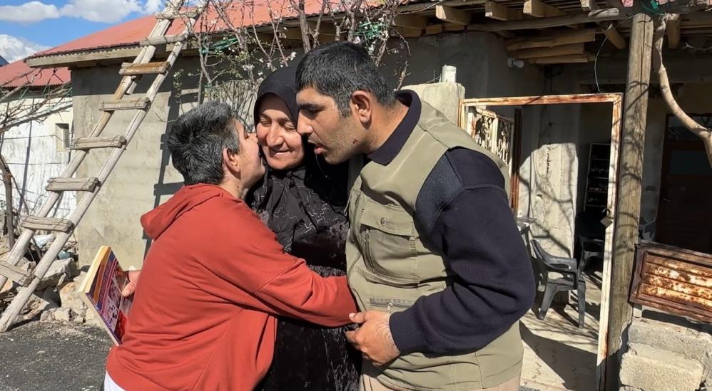Yüksekova’da bir annenin ömre bedel fedakarlığı: 38 yıldır 4 engelli evladına gözü gibi bakıyor