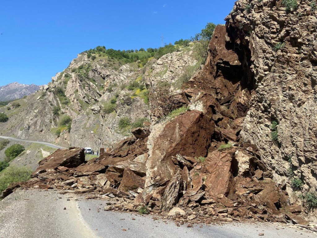Şemdinli-Derecik Kara Yolunda Heyelan: Yol Kontrollü Olarak Yeniden Açıldı