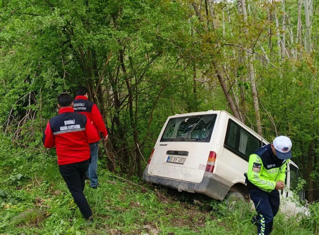 Şemdinli Karaağaç Köyü’nde Trafik Kazası: 3 Yaralı