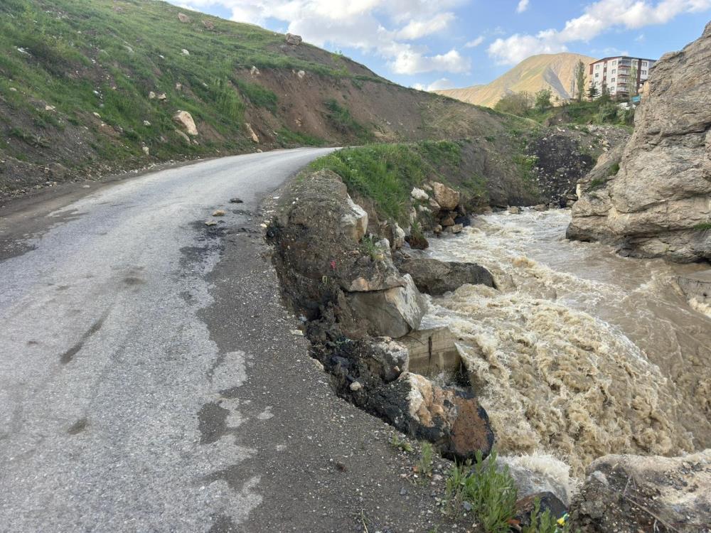Hakkari’de iki mahalleyi bağlayan yol çöktü