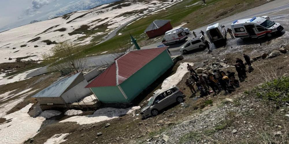 Hakkari’de şarampole yuvarlanan araçta 4 kişi yaralandı