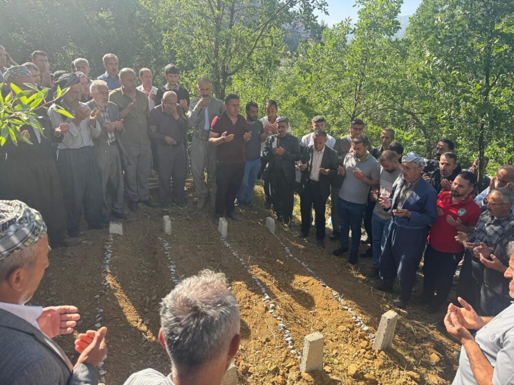 Şemdinli’de Aile Faciası: 4 Kişi Gözyaşları Arasında Toprağa Verildi