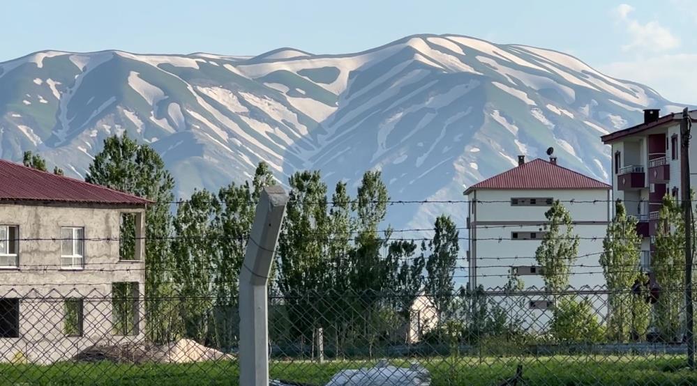 Yüksekova’nın “zebra” görünümlü karlı dağları ilgi görüyor