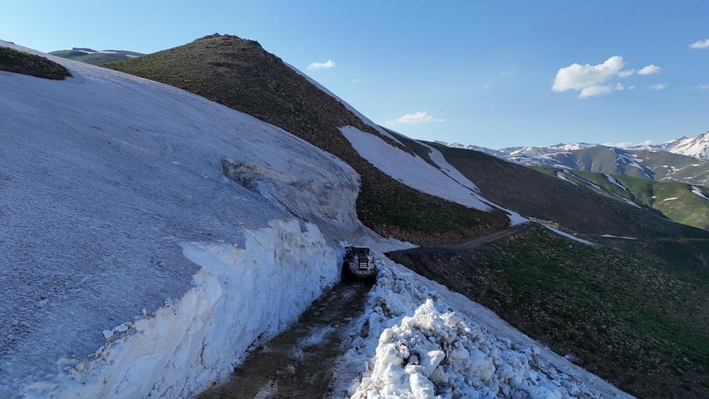 Hakkari’de 5 metreyi bulan karda yayla yolları açılıyor