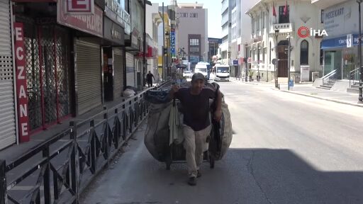 Sokaklarda kağıt toplayarak okuttuğu kızı, üniversiteyi birincilikle bitirdi