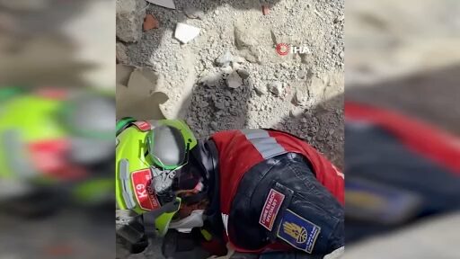 Venezuela’da enkaz altındaki çocuk 6 saatlik operasyonla kurtarıldı