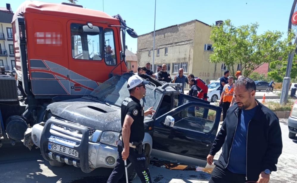 Yüksekova’da hafif ticari araç ile vinç çarpıştı: 1 yaralı