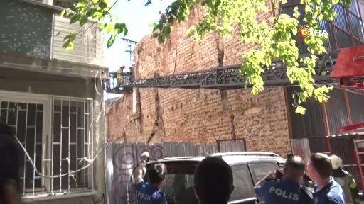 Kadıköy’de yıkım sırasında 2 işçi göçük altında kaldı