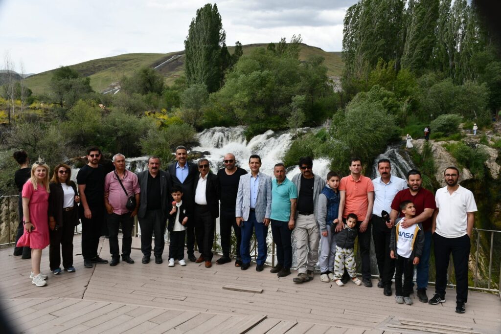 VAN BASINI MURADİYE’DE BULUŞTU: “ŞEHRİMİ TANIYORUM, TANITIYORUM”