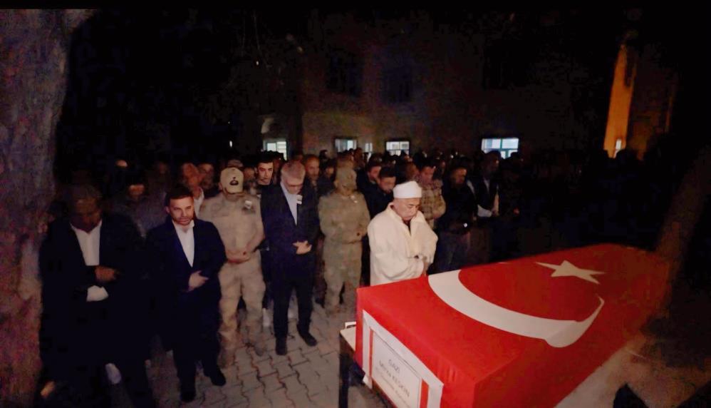 Ankara’dan getirilen gazi Mirza Keskin’in naaşı, Yüksekova’da düzenlenen törenle toprağa verildi