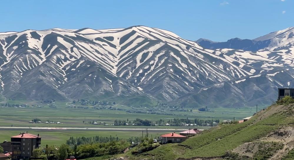 Yüksekova iki mevsimi bir arada yaşıyor