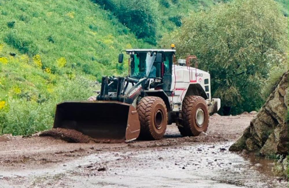 Yüksekova’da heyelan: Mezra yolu ulaşıma kapandı