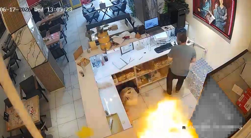 Yüksekova’da kafede mutfak tüpü patladı: Olay anı kamerada
