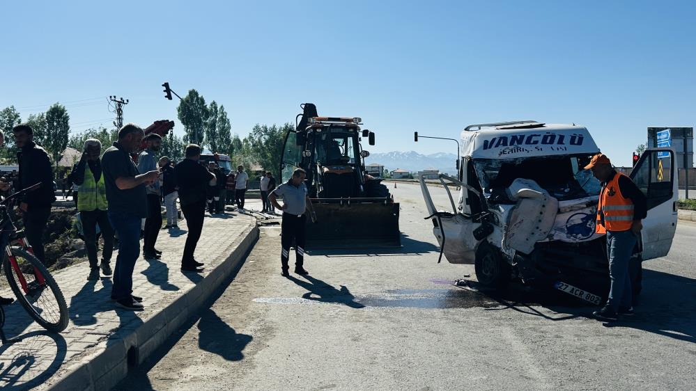 Yüksekova’da yolcu minibüsü ile kamyon çarpıştı: 2 ölü, 3 yaralı