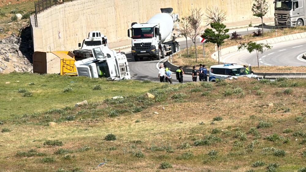 Yüksekova’da hafriyat yüklü kamyon devril