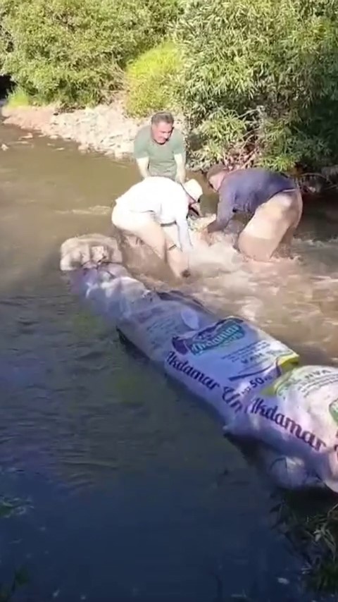 Yüksekovalı çiftçilerin kum torbalarıyla su nöbeti