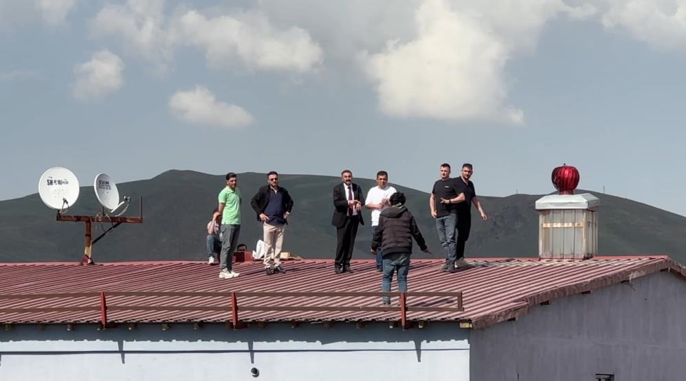 Yüksekova’da çatıya çıkan genci, belediye başkanı ve polis ekipleri ikna etti