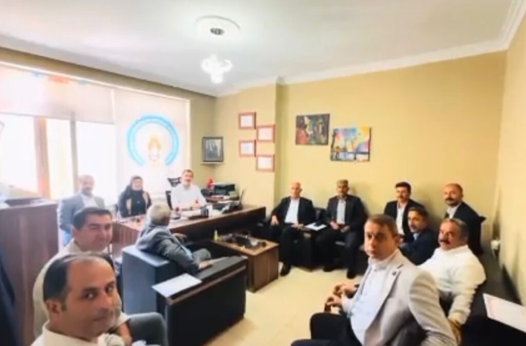Şemdinli Muhtarlar Derneği’nden Esnaf Odasına Ziyaret