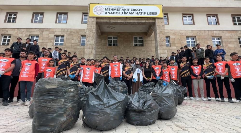 Yüksekova’da 400 kişi bir araya gelerek çevre temizliği yaptı