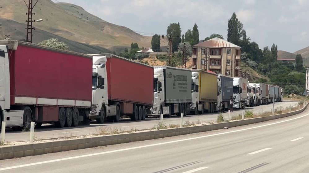 Türkiye-İran sınırında 5 kilometrelik tır kuyruğu oluştu