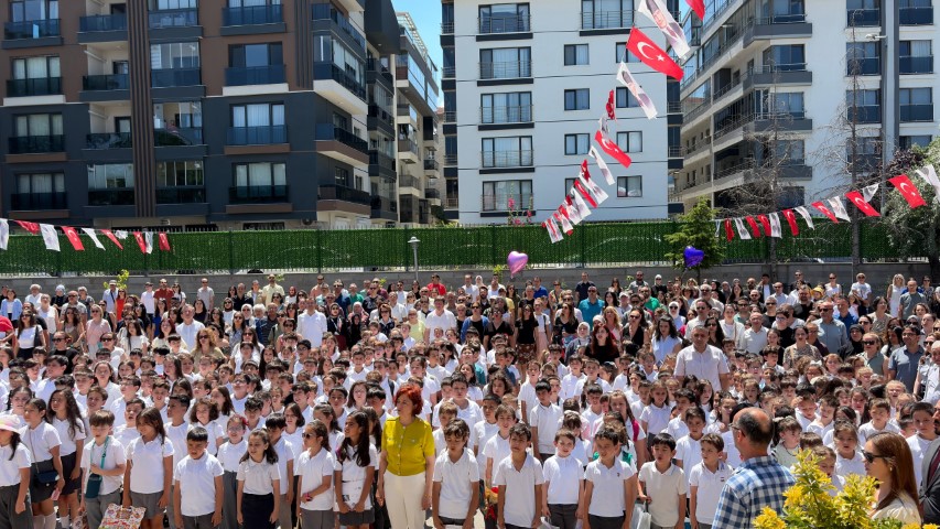 Yaklaşık 18 milyon öğrenci karnelerini alarak yaz tatiline girdi