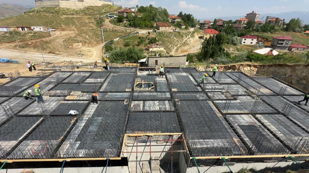 Yüksekova’da güvenli konut hamlesi: Pizok mevkiinde 48 konutun yapımı sürüyor