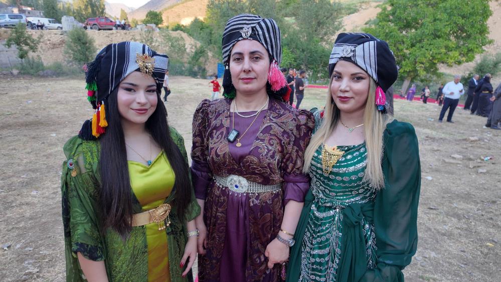 Şırnak’ta yüz yıllardır süren gelenek: Başlara takılan puşiler, düğünlere renk katıyor