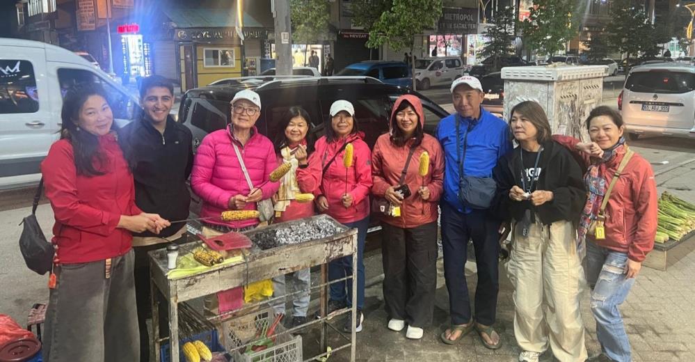 Yüksekova’da Taylandlı turistlere közde mısır ikramı yapıldı