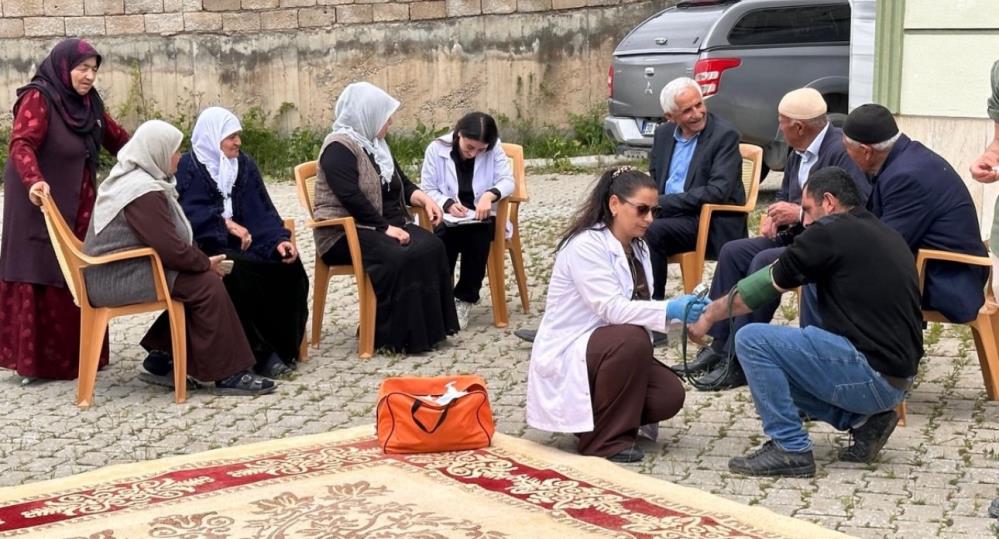 Yüksekova’da köy sakinlerine hipertansiyon ve tuz kullanımı eğitimi