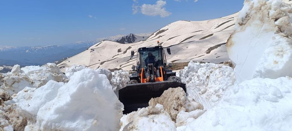 Hakkari’de yaz günü karla mücadele devam ediyor