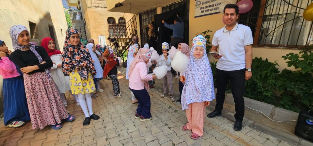 Şemdinli’de Kur’an Kursu Öğrencilerine Pamuk Şekeri Sürprizi