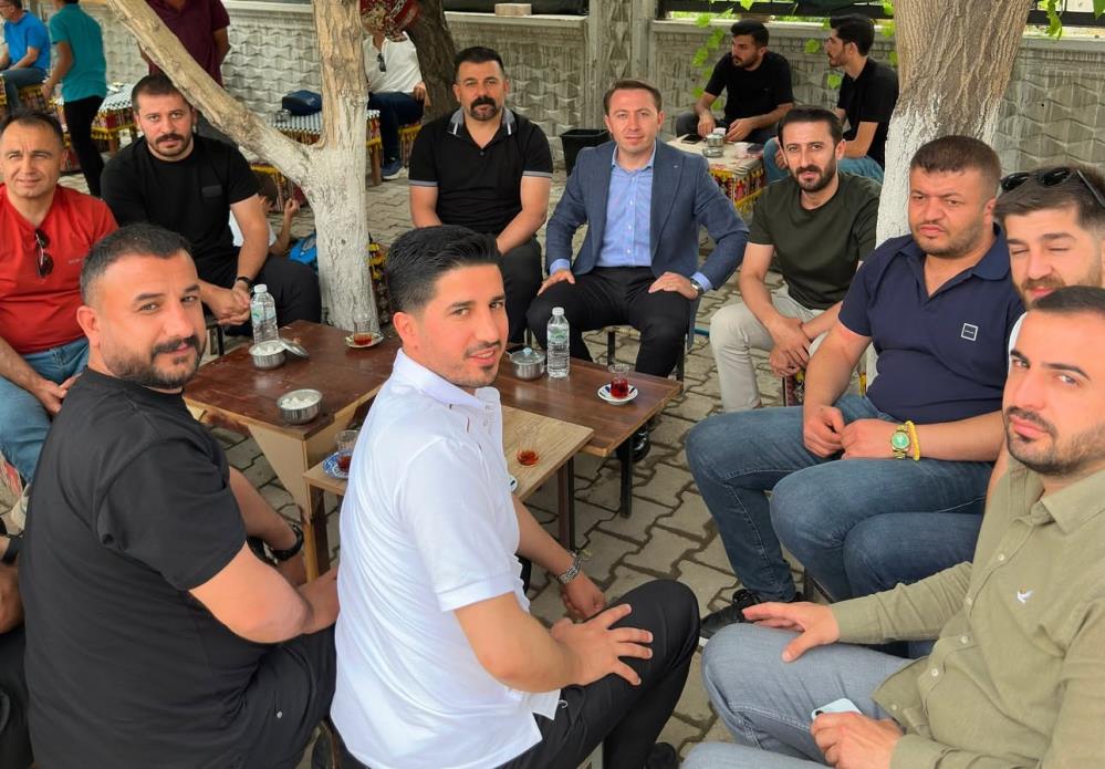 Yüksekova’da yürekleri ısıtan manzara: Halkın içinde bir kaymakam