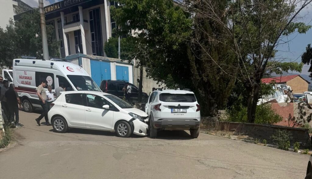 Şemdinli’de Maddi Hasarlı Trafik Kazası: Can Kaybı ve Yaralanma Yok