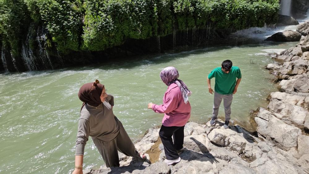 Sıcakların artmasıyla Hakkari Kaval Şelalesi’nde yoğunluk yaşanıyor