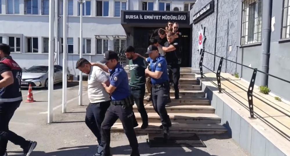 2,5 ay boyunca “Polisiz” diyerek dolandırdılar, 100 milyonluk vurgunun ardından tatlı ikram ettiler