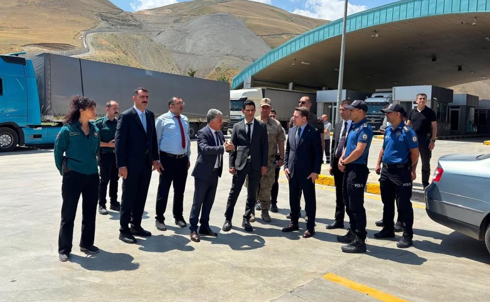 Kaymakamı Volkan Hülür, Esendere Sınır Kapısı’nda incelemelerde bulundu