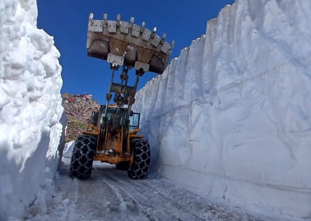 Temmuz ayında 6 metrelik karda yol açma çalışması