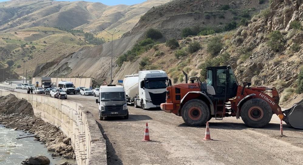Yüksekova-Van yolunda kaya parçaları ulaşımı aksattı