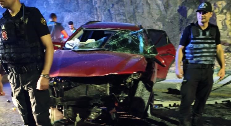 Hakkari’de otomobiller kafa kafaya çarpıştı: 7 yaralı