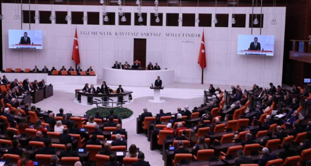 Emekli maaşlarında artış öngören teklif TBMM’de kabul edildi ve yasalaştı