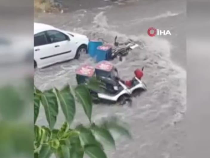 Ankara’da şiddetli sağanak: Sel suları motosikletleri sürükledi