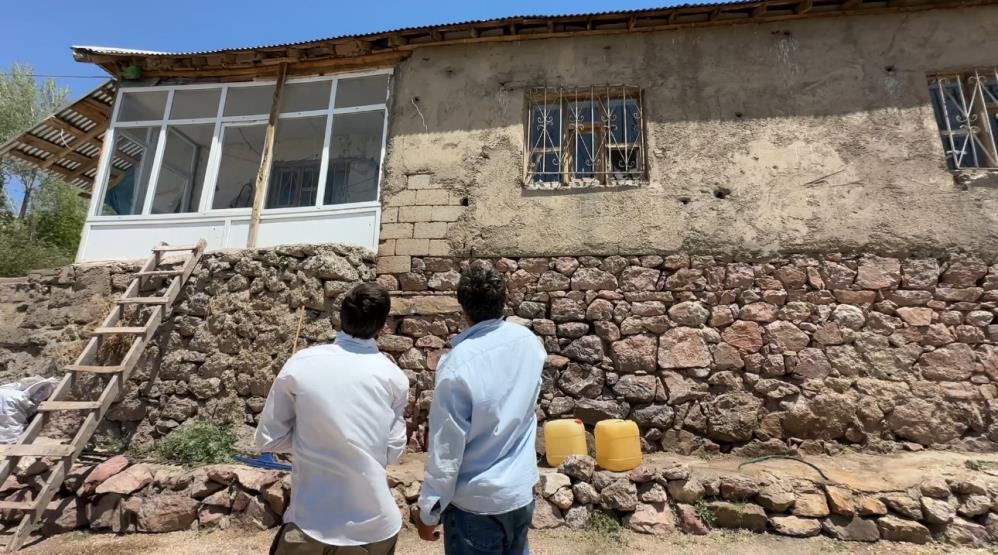 Yüksekova’da yılanlar bir evin kabusu oldu