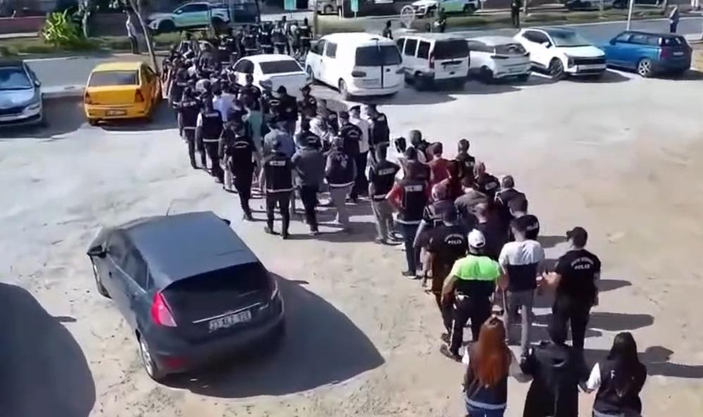 Sahte internet sitesi ile vize başvurusunda bulunan vatandaşları dolandıran şebeke çökertildi
